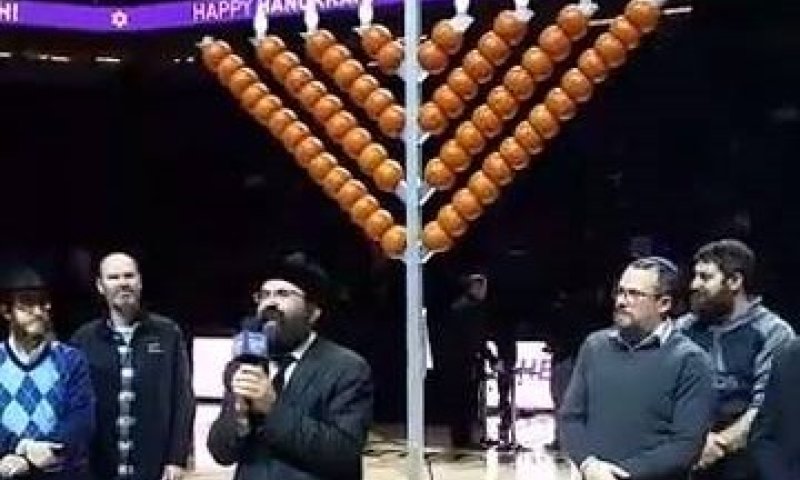 צפו: 'פרסום הנס' במשחק NBA