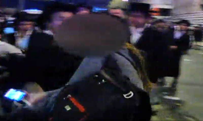 תיעוד מזעזע: חרדים תקפו אישה חילונית ובעטו בה