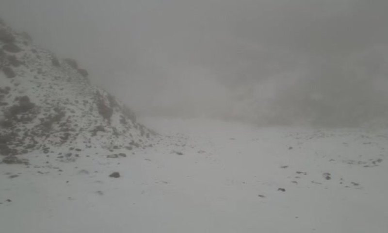 החורף פה: שלג ראשון החל לרדת בחרמון. צפו בתיעוד