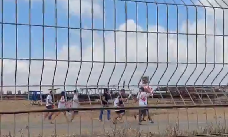 משפחות חטופים פרצו את הגדר ורצו לרצועת עזה. צפו