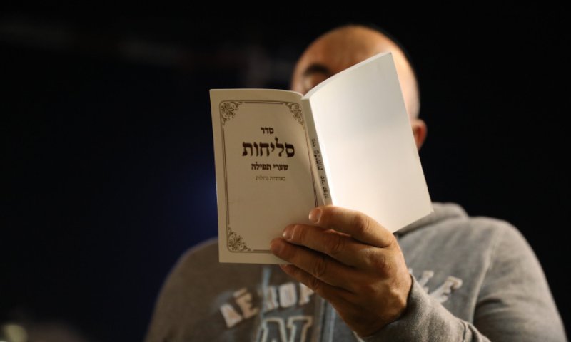 שימוש במיקרופון של צומת בימים נוראים