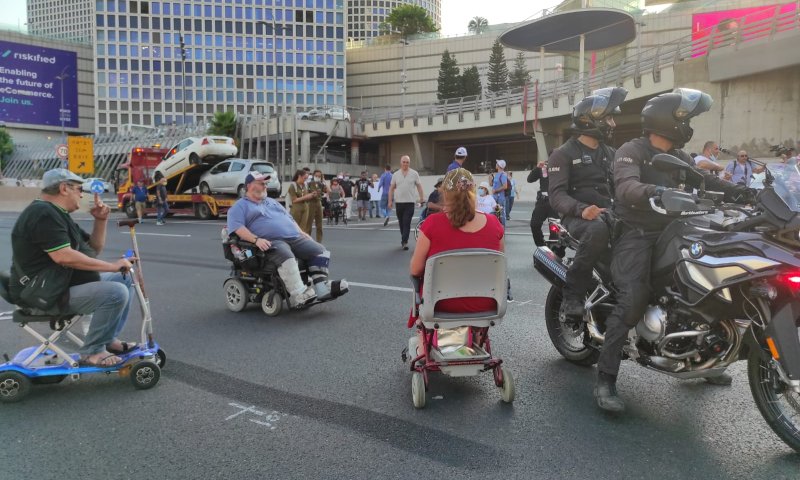 הנכים מפגינים בתל אביב: "דורשים את מה שמגיע לנו"