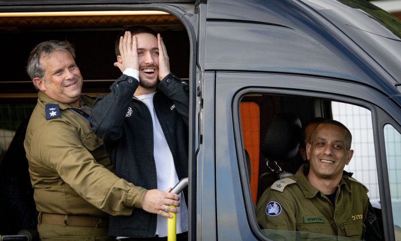 אם החטוף ששוחרר משתפת: "כל יום שהוא בבית זה נס" | צפו