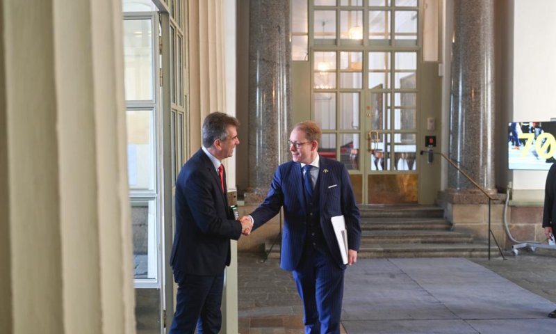 שר החוץ אלי כהן בשוודיה: "פותחים דף חדש"