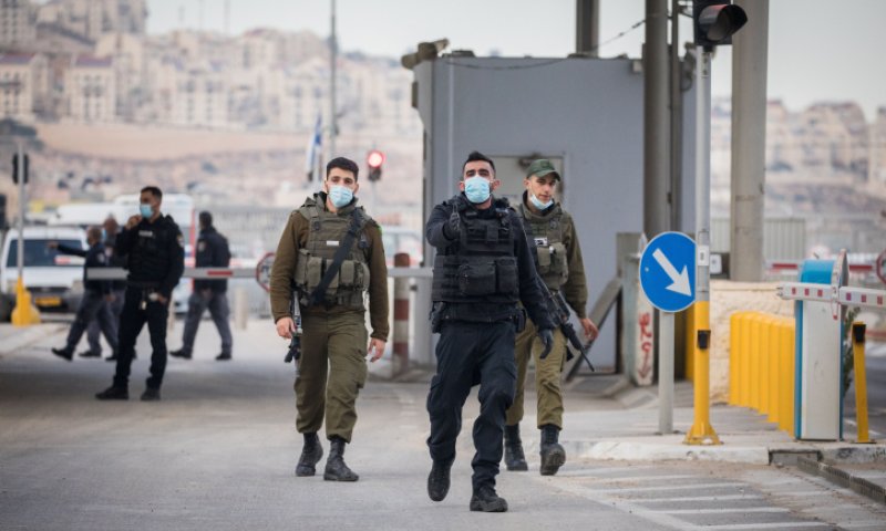 בקרוב: ישראל תחל במבצע חיסונים לפועלים פלסטינים