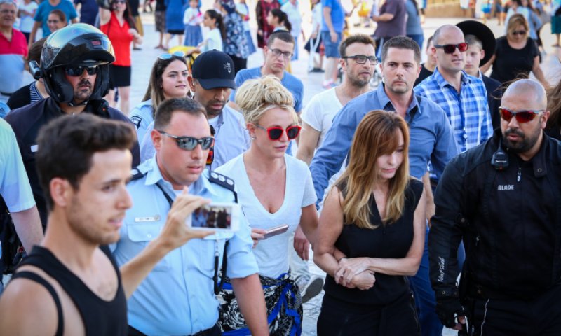 בגלל המהומה בירושלים, בריטני הבריזה לנתניהו