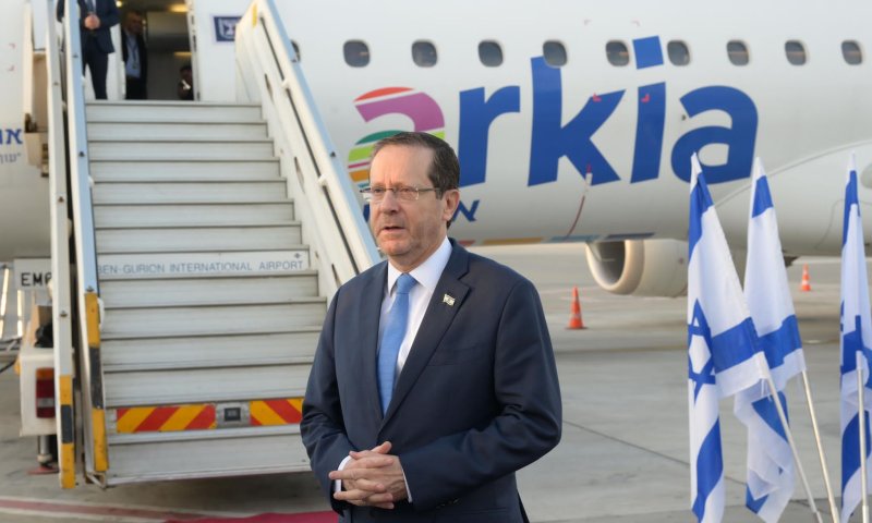 "עוד צעד היסטורי": הרצוג המריא לביקור בבחריין