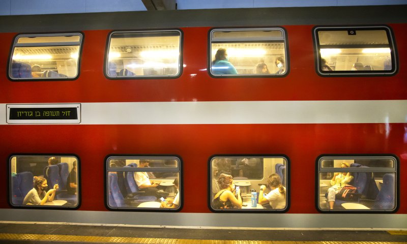 בגלל פגיעה בפרה: תנועת הרכבות בשרון הופסקה