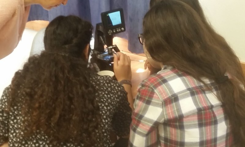 תלמידי התיכון באו להתנסות בלימודי מדעים בהרצוג