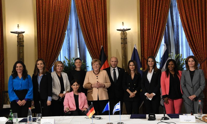 בנט למרקל: "זו הממשלה הנשית בהיסטוריה"