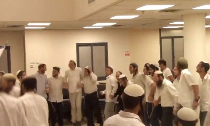 צפו: ריקודים לכבודה של מדינת ישראל בישיבת רמת גן