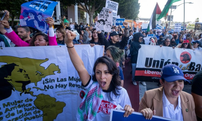 כאוס בלוס אנג'לס: 200 מפגינים נעצרו, עוצר לילי הוטל