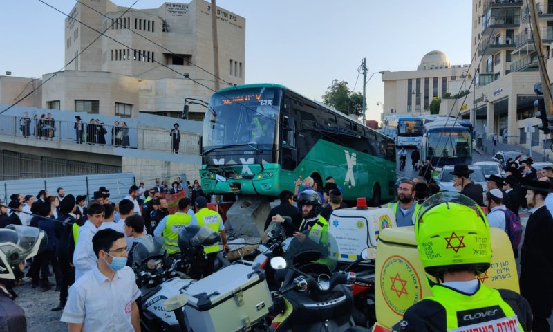 קשה לצפיה: אוטובוס מתנגש בקבוצת נערות בי-ם