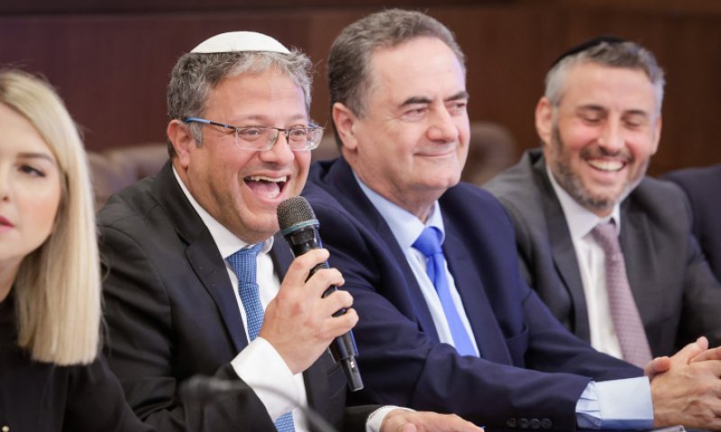 סקר מנדטים: גוש הימין מזנק; גנץ מביס את לפיד