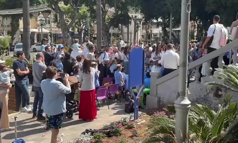 במקום פתיחת שנת הלימודים: 120 תלמידים סרוגים מפגינים ברעננה