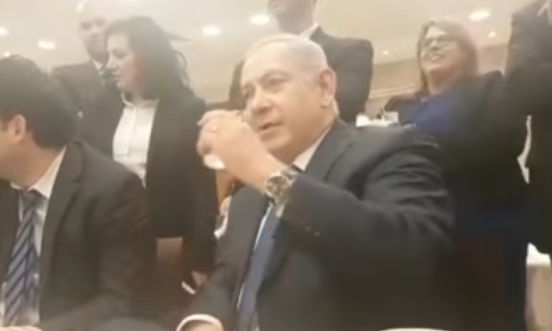 צפו: ראש הממשלה נתניהו מריץ צחוקים במזנון הכנסת