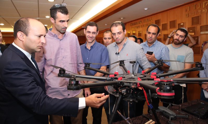 בנט סקר סטארטפים חדשים במרכז האקדמי לב