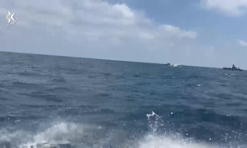 יאכטה מקפריסין נתקעה בלב ים וחולצה בידי השוטרים | תיעוד