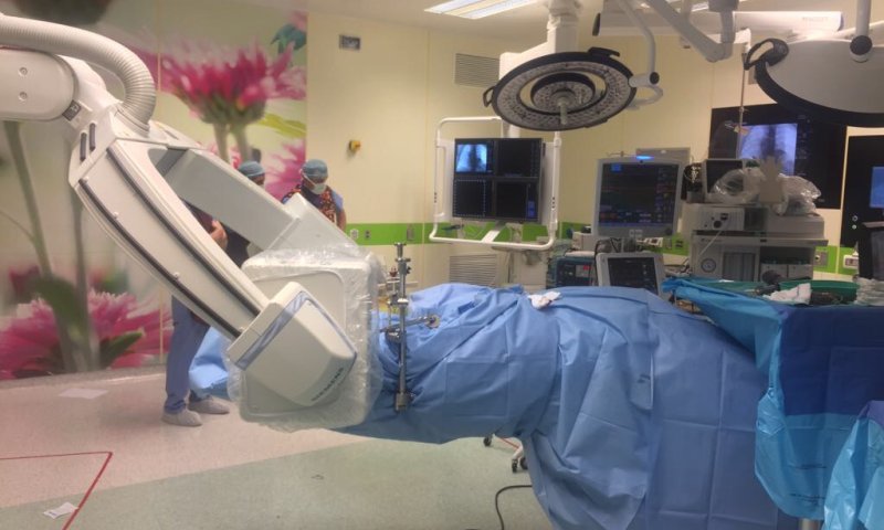 אהרון שבר את גבו בתאונת עבודה קשה, ניתוח פורץ דרך עולמי לקיבוע שבר בעמוד השדרה יעמיד אותו על רגליו