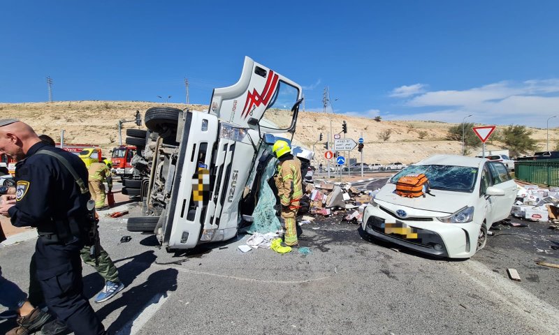 תאונה קשה: משאית התהפכה בכניסה למעלה אדומים