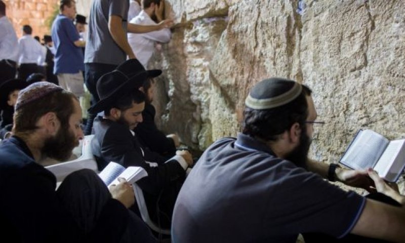 למה גם מי שלא מאמין- צריך לצום בט' באב? צפו