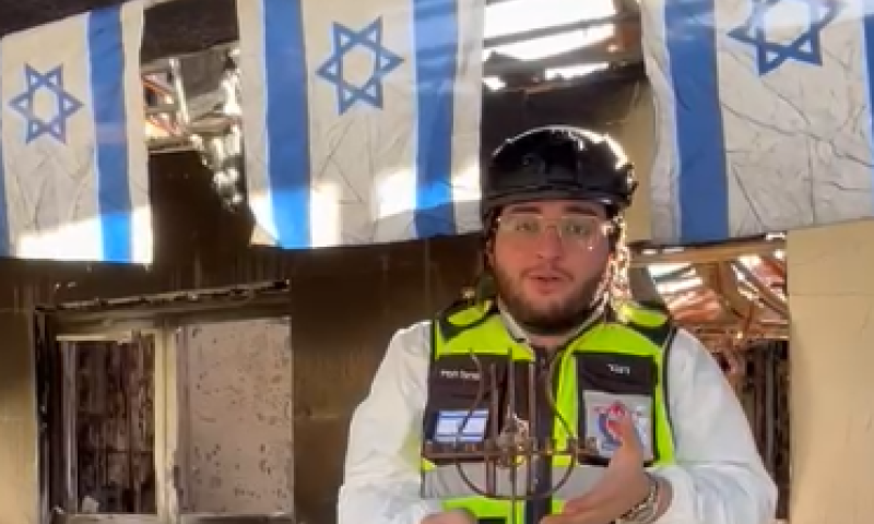 מעט מן האור: החנוכייה שאותרה בהריסות ניר עוז