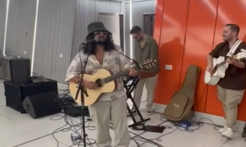 כשהוא בתחפושת: הזמר האהוב הפתיע את נוסעי הרכבת הקלה