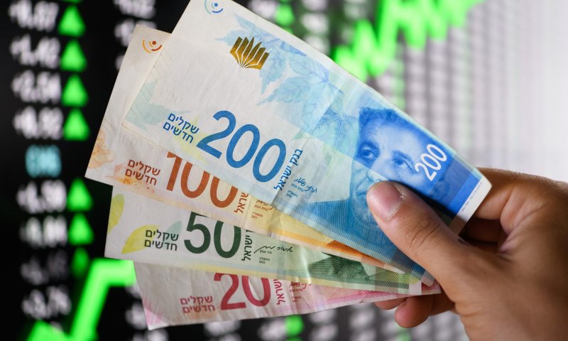 למרות הורדת דירוג האשראי: השקל ממשיך להתחזק