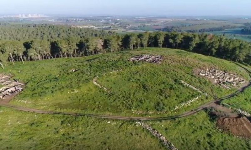 כמו שכתוב בתנ"ך: נמצאה העיר צקלג אליה ברח דוד
