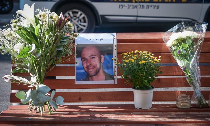 היום שאחרי: פרחים ונרות במקום הפיגוע בת"א