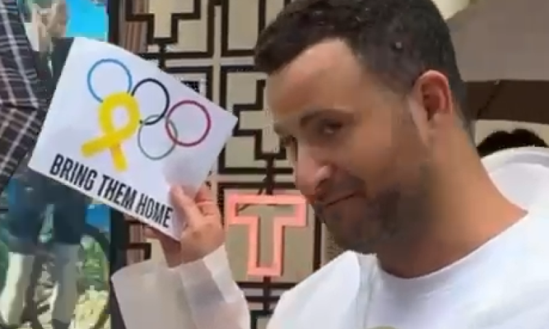 ברחובות פריז: גיא הוכמן מעלה את המודעות לחטופים