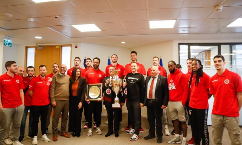 אחרי הזכייה בגביע: שחקני ירושלים חגגו עם ראש העיר