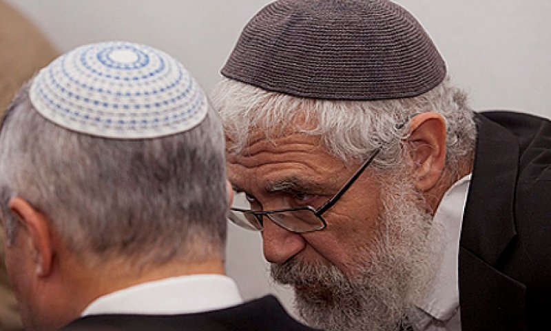 "מנסים להביך את הרב מוטי אלון מול המצלמות"