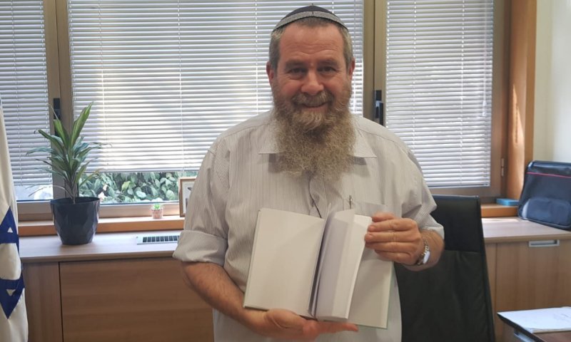 צפו: אבי מעוז 'מציג' את ספרו החדש של בנט