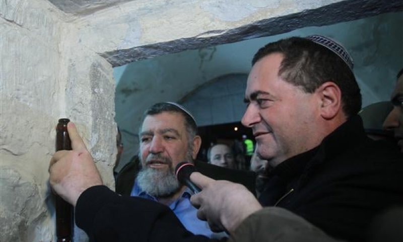 צפו ברגע המרגש: אחרי 11 שנה קביעת מזוזה בקבר יוסף