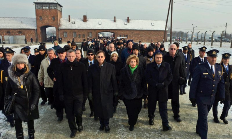 בגלל תקלה במטוס: בנט והרצוג תקועים בשדה-תעופה בפולין