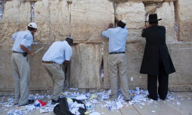 תחל שנה וברכותיה: בכותל מפנים מקום לבקשות חדשות