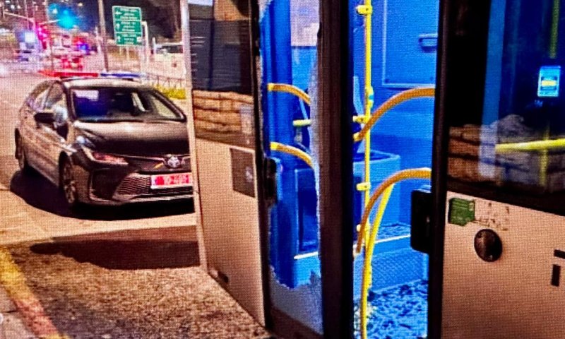 תיעוד מטריד מירושלים: תקיפה אלימה נגד נהג אוטובוס וידויי אבן