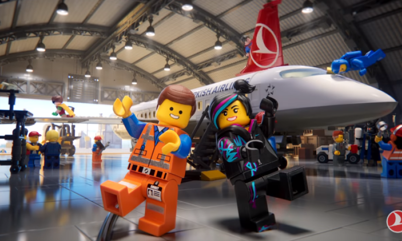 טסים לחו"ל? צפו בסרטון הבטיחות שמשגע את הרשת