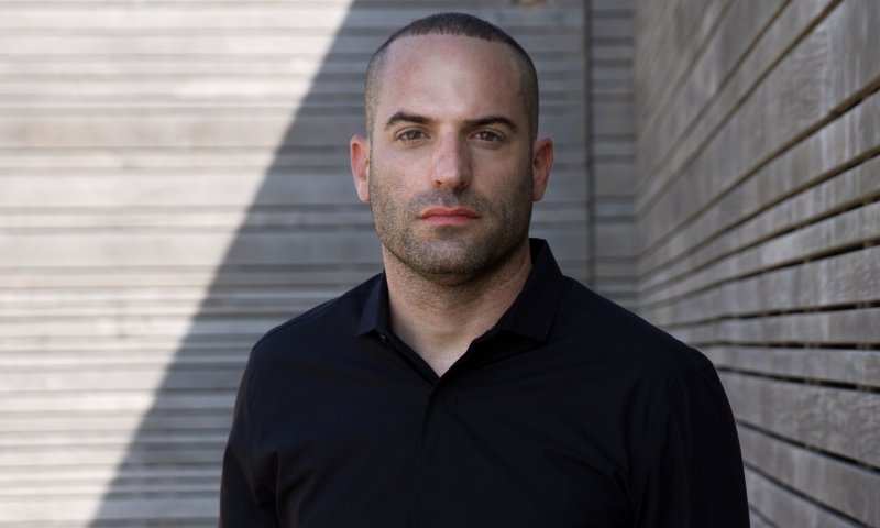 צפו: נועם מיכאל מעורר לחיים את הרב קרליבך