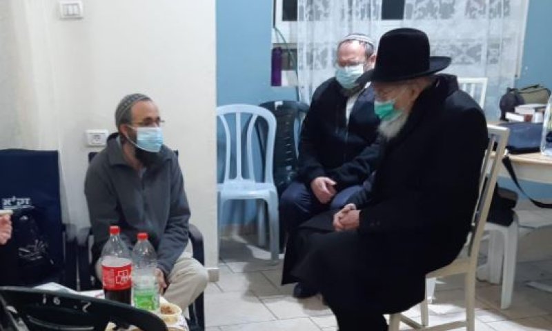 הרב טאו פרץ בבכי בניחום אבלים בבת עין: "מזעזע"