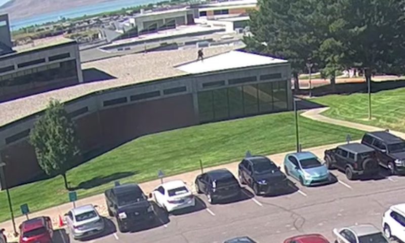 ארה"ב רועדת: נחשף סרטון של החשוד ברצח צ'רלי קירק. צפו