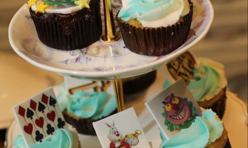 אליס חוגגת יום הולדת שנה במסיבת תה מהאגדות