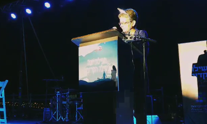 בקול שבור, לאה גולדין התפללה בשילה לשוב בנה