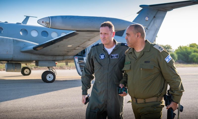 האלופים עלו על מטוס; והמריאו לשטח הלחימה