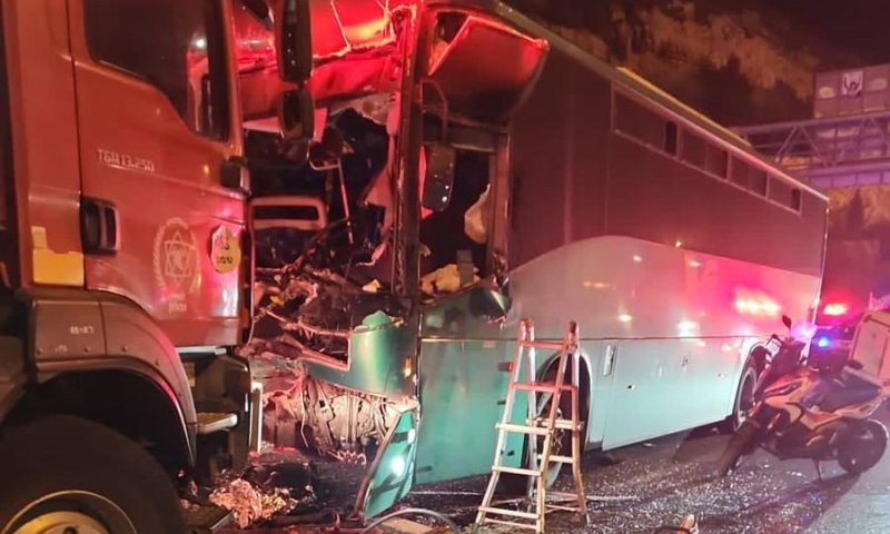 26 פצועים בתאונה בין אוטובוס למשאית בכביש 1