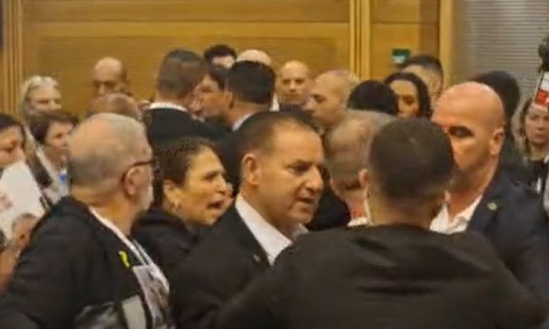 עצוב: משפחות שכולות ומשפחות חטופים התעמתו בכנסת