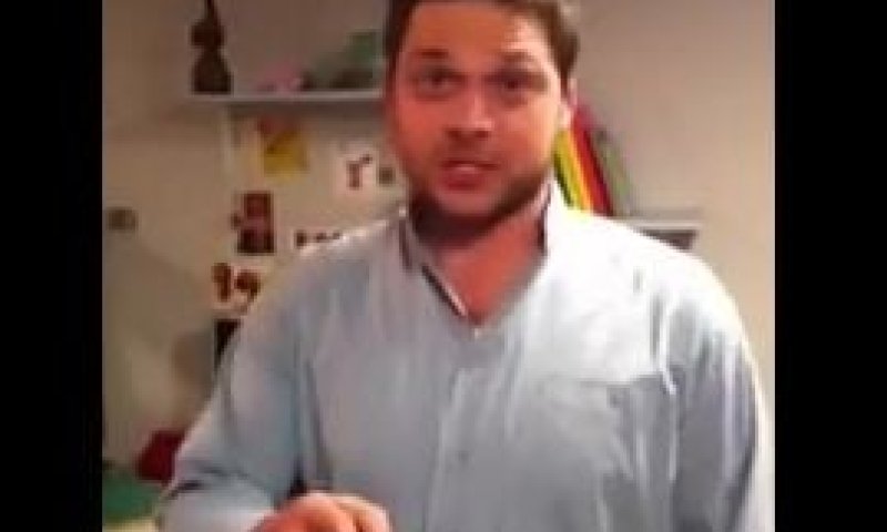 נתי מ'סרוגים' מדגים איך צריך לרקוד לפני חתן וכלה