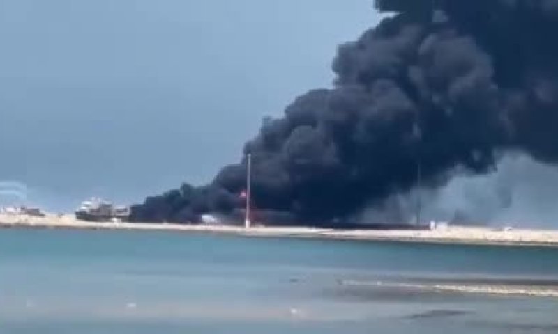 דיווח: 3 הרוגים בשריפה בנמל בושהר באיראן