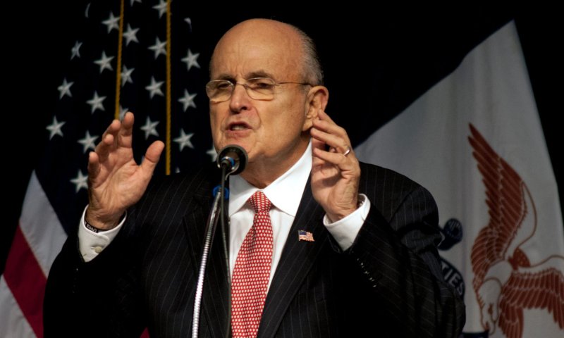 "אמירות שקריות": עורך דינו של טראמפ הושעה מעבודתו